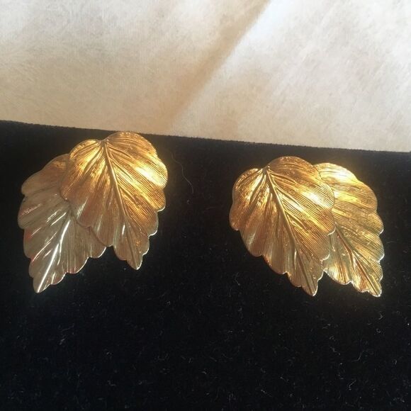 $10 ea or 3/$20 Goldtone Leaf Earrings - Picture 1 of 10